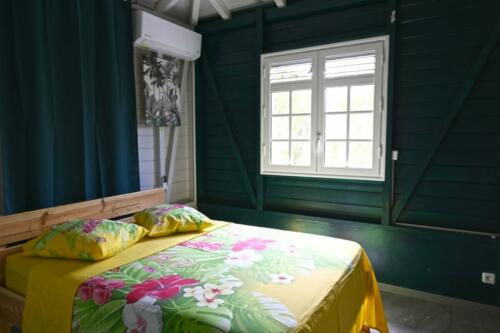 Chambre lit pour 2 bungalow Marinique séjour touristique