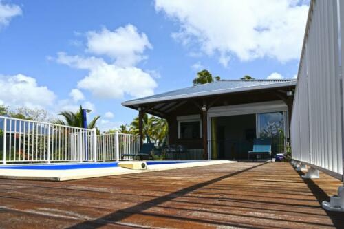 Deck et piscine bungalow Sainte-Anne Martinique