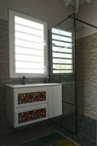 Salle de bain ambien tropicale bungalow Martinique Sainte-Anne