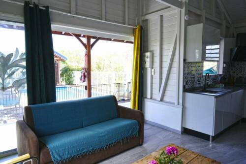 Salon vue sur piscine bungalow Sainte-Anne Martinique